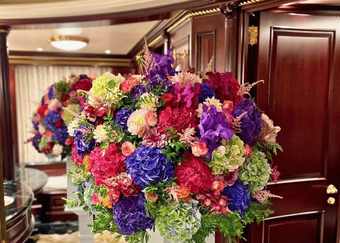 Finished arrangement in a yacht saloon